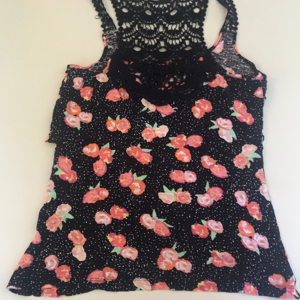 LIKE NEW RUFFLE TOP - Picture 4 of 4